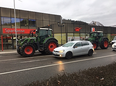 Bauerndemonstration mit Traktoren auf der Straße im Januar 2024